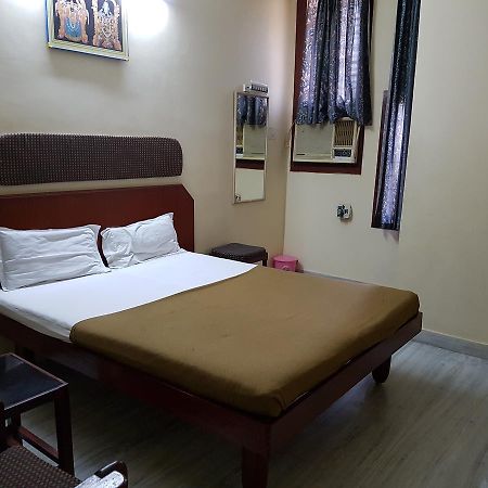 ホテル Sri Sai Residency ティルパティ エクステリア 写真